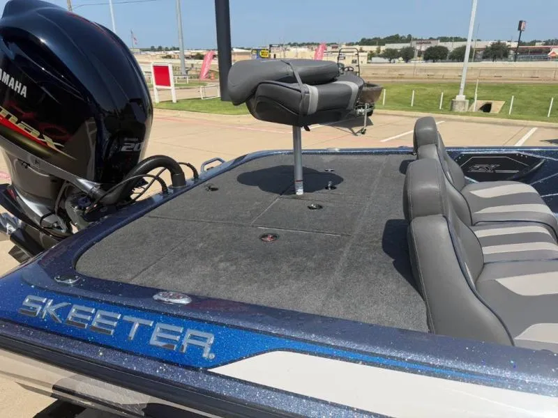 Slide: The Image of Skeeter ZX200 2019 - 18