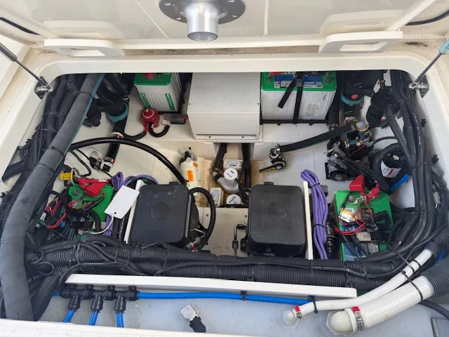 Slide: The Image of Boston Whaler 32 DC 2023 - 34