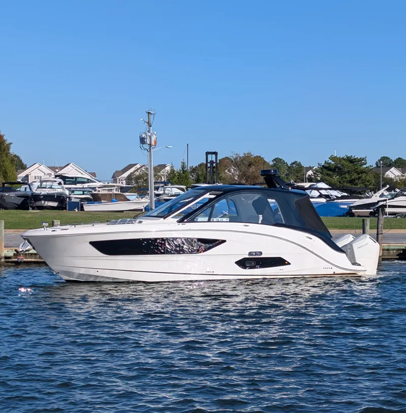 The Image of Sea Ray SUNDANCER 370 OUTBOARD 2026 - 0