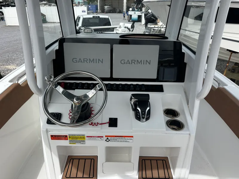 Slide: The Image of Sea Hunt 239 ULTRA SE 2025 - 15