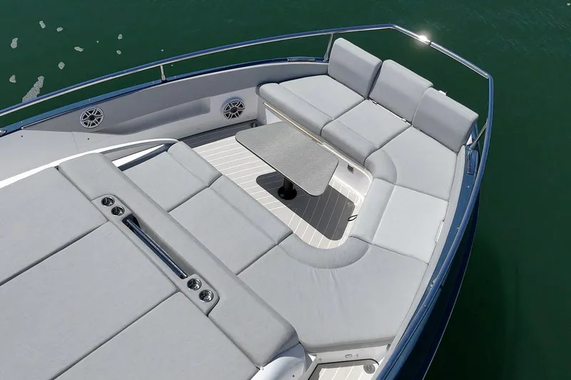 Slide: The Image of Azimut VERVE 48 2025 - 9