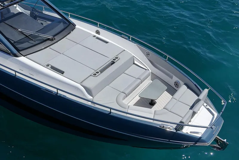 Slide: The Image of Azimut VERVE 48 2025 - 8