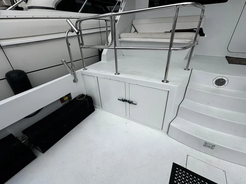 Slide: The Image of Hatteras 70 CONVERTIBLE 2000 - 10