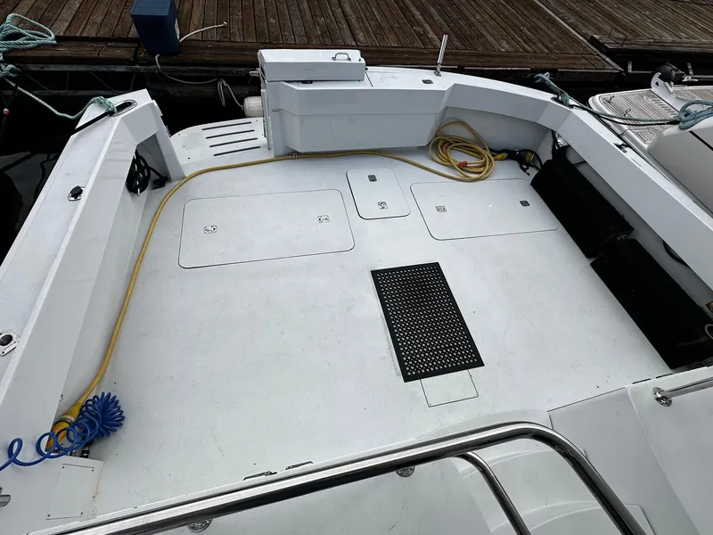 Slide: The Image of Hatteras 70 CONVERTIBLE 2000 - 6
