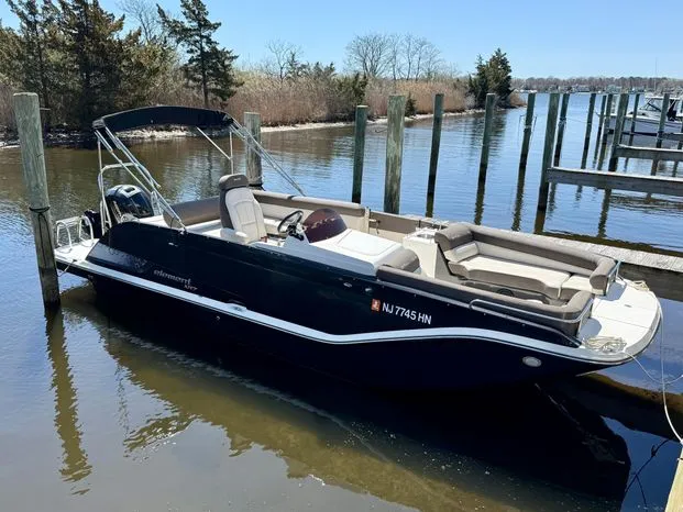 Slide: The Image of Bayliner Element XR7 2019 - 10