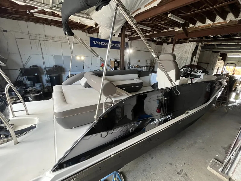 Slide: The Image of Bayliner Element XR7 2019 - 23