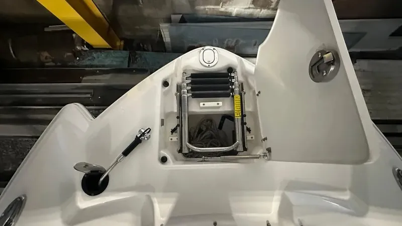 Slide: The Image of Chaparral 244 Sunesta 2018 - 25