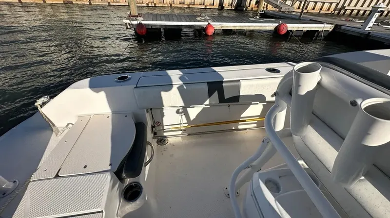 Slide: The Image of Robalo R200 2018 - 23