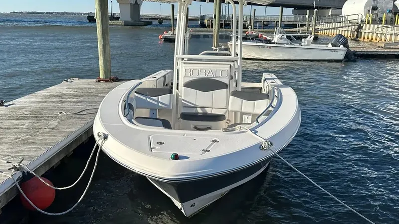 Slide: The Image of Robalo R200 2018 - 2