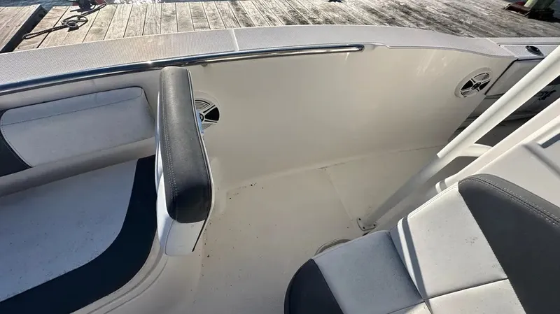 Slide: The Image of Robalo R200 2018 - 29