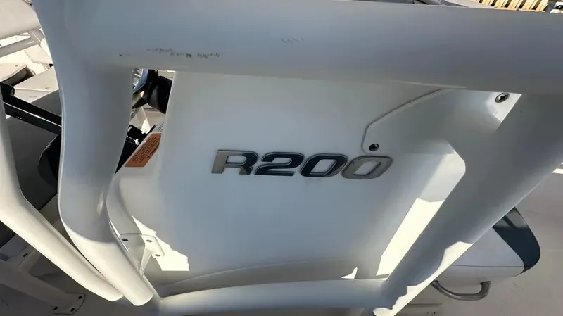 Slide: The Image of Robalo R200 2018 - 17