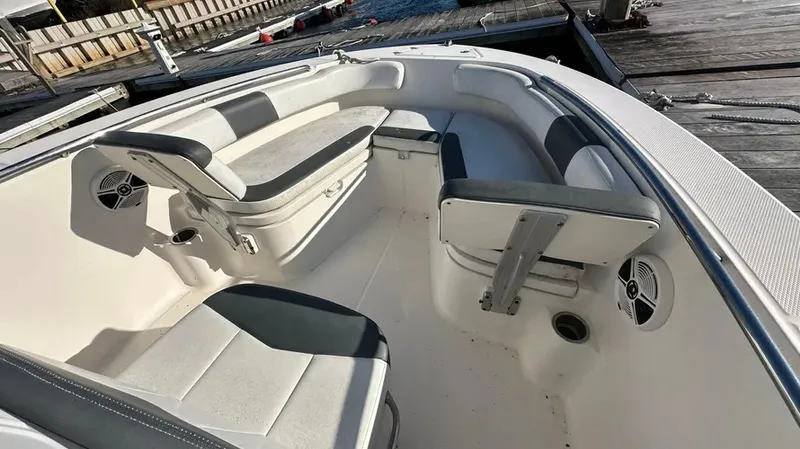 Slide: The Image of Robalo R200 2018 - 11