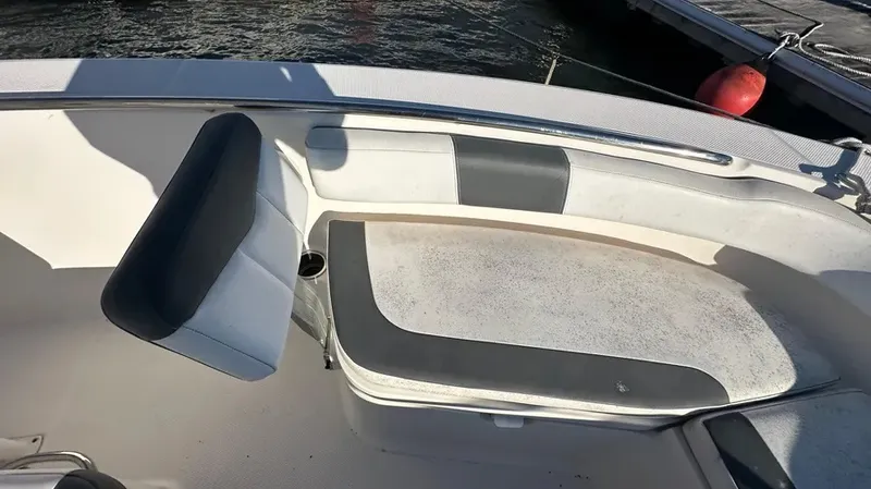 Slide: The Image of Robalo R200 2018 - 30