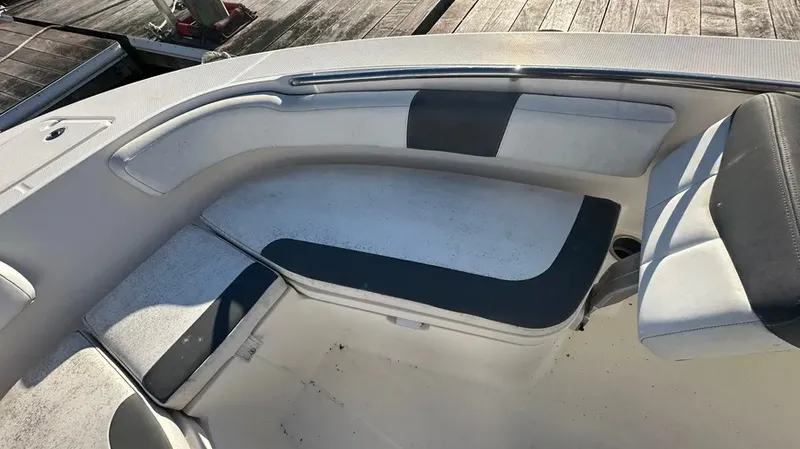 Slide: The Image of Robalo R200 2018 - 15