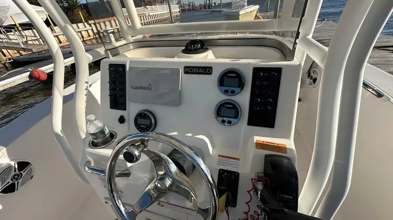 Slide: The Image of Robalo R200 2018 - 18