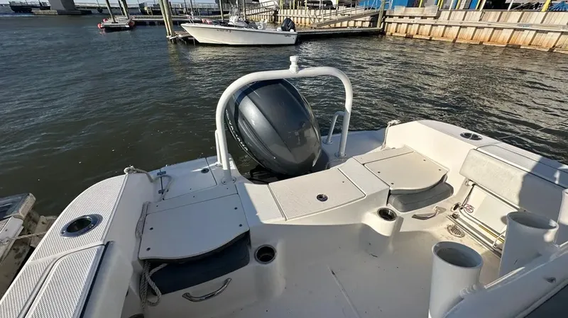 Slide: The Image of Robalo R200 2018 - 6