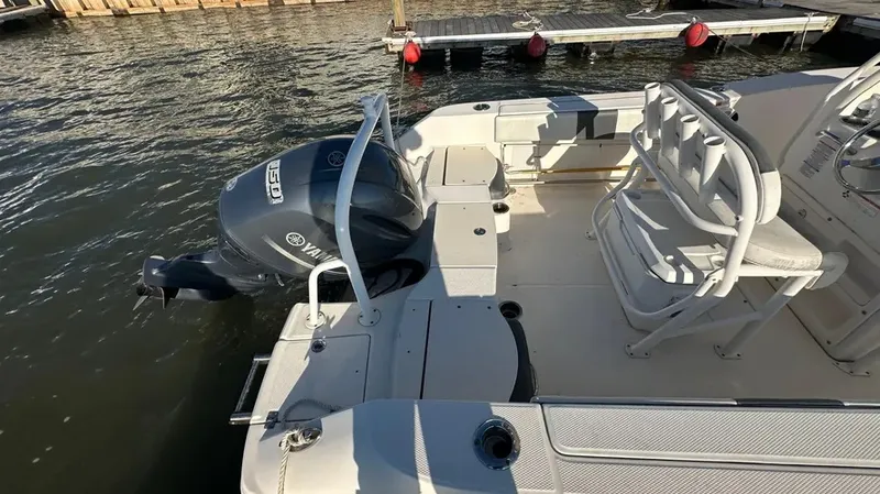Slide: The Image of Robalo R200 2018 - 5
