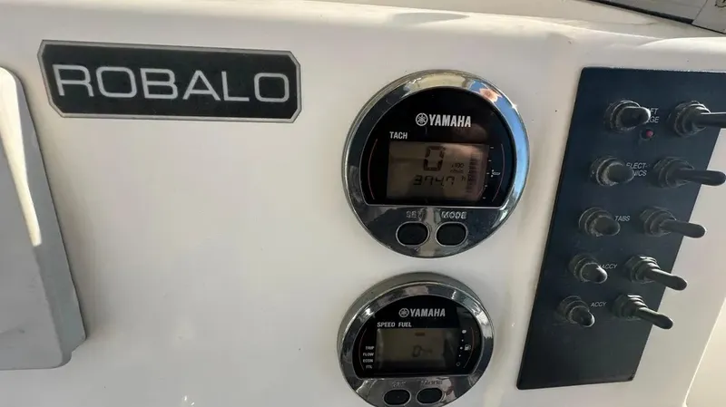 Slide: The Image of Robalo R200 2018 - 25