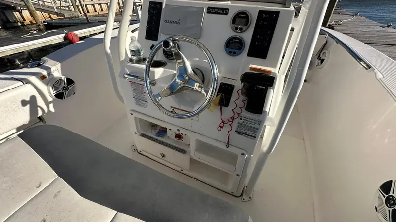 Slide: The Image of Robalo R200 2018 - 10
