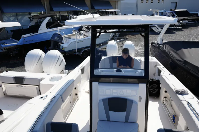 Slide: The Image of Robalo R250 2025 - 13