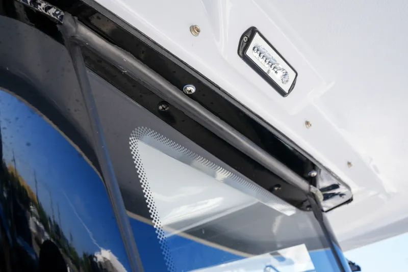 Slide: The Image of Robalo R250 2025 - 17
