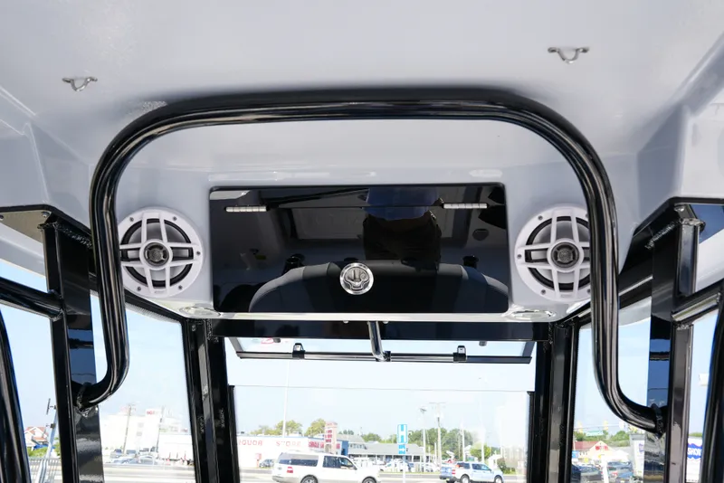 Slide: The Image of Robalo R250 2025 - 14