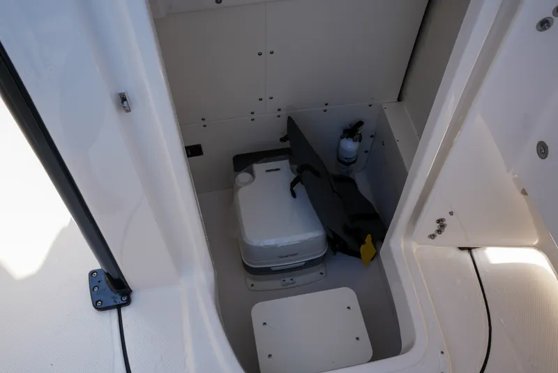 Slide: The Image of Robalo R250 2025 - 18
