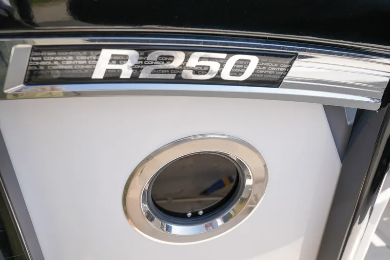 Slide: The Image of Robalo R250 2025 - 30