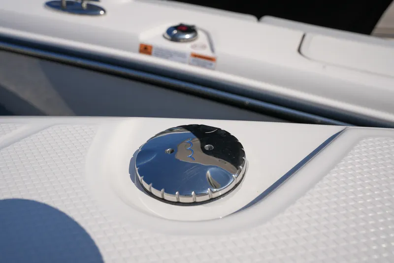 Slide: The Image of Robalo R250 2025 - 26