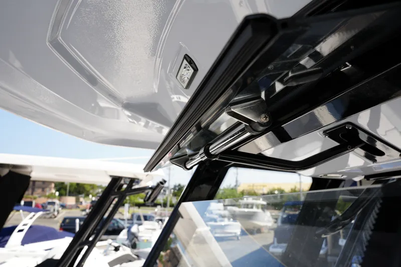 Slide: The Image of Robalo R250 2025 - 32