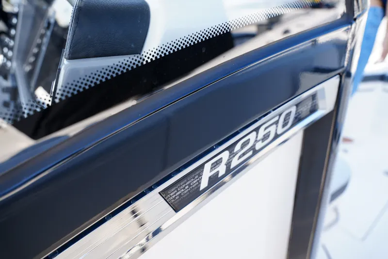 Slide: The Image of Robalo R250 2025 - 4