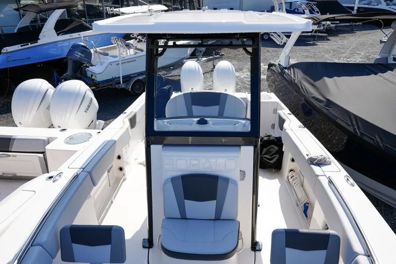 Slide: The Image of Robalo R250 2025 - 12