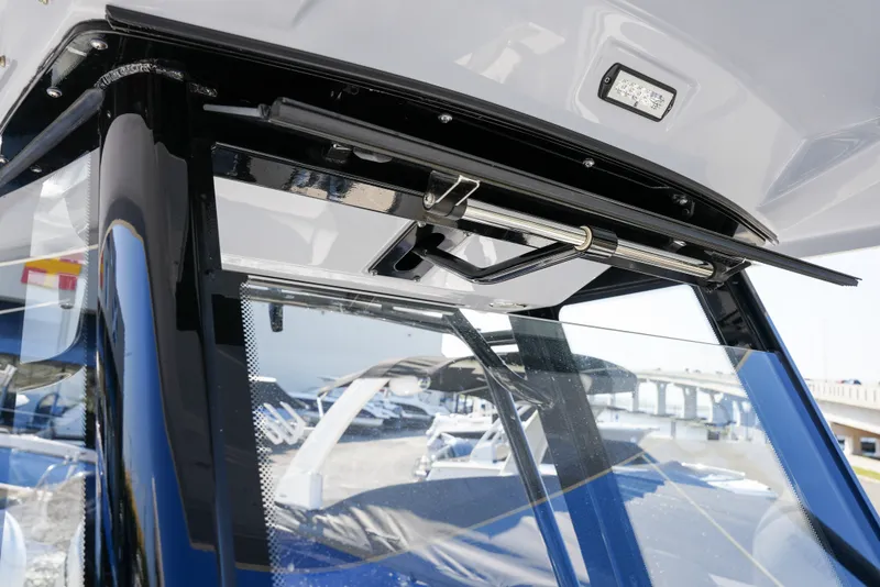 Slide: The Image of Robalo R250 2025 - 20