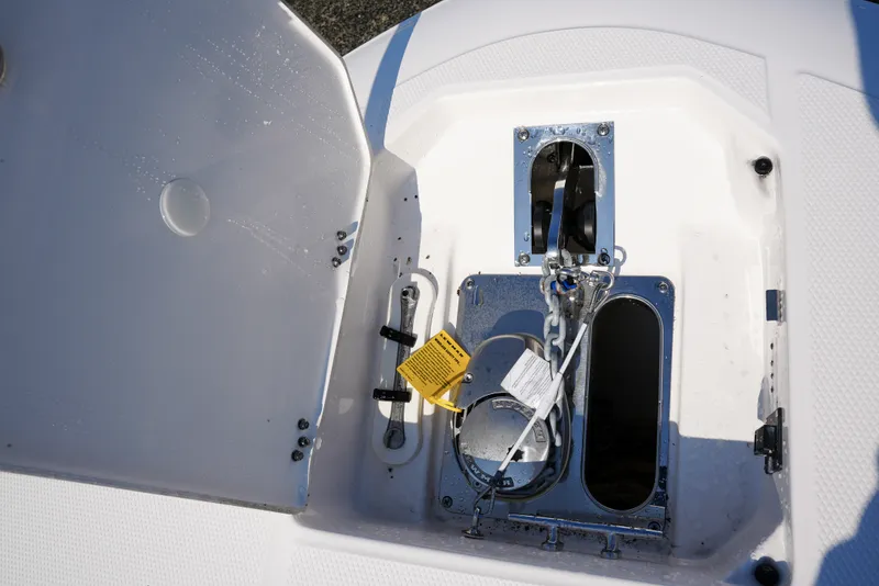 Slide: The Image of Robalo R250 2025 - 8