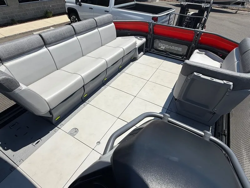 Slide: The Image of Sea-Doo Switch Cruise 21 - 230hp 2024 - 13