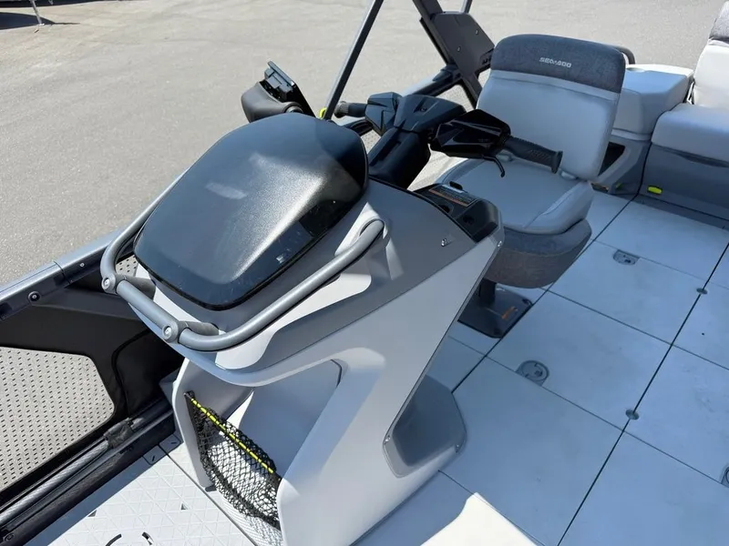 Slide: The Image of Sea-Doo Switch Cruise 21 - 230hp 2024 - 14
