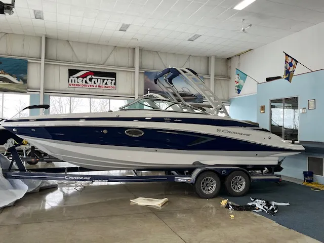 The Image of Crownline Boats E275 2024 - 0