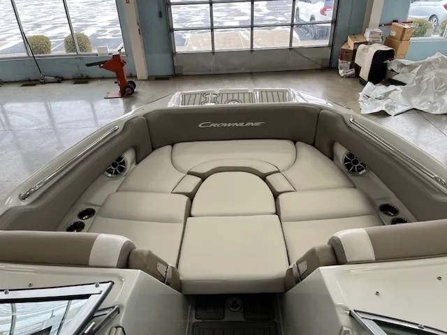 Slide: The Image of Crownline Boats E275 2024 - 6