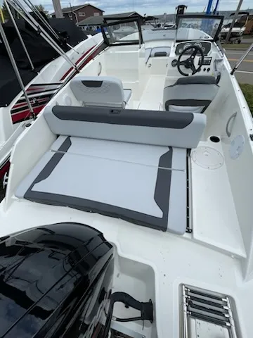 Slide: The Image of Bayliner M19 2024 - 2