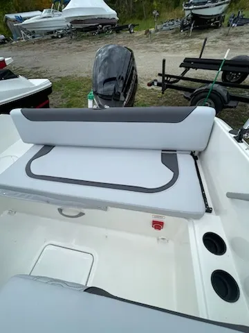 Slide: The Image of Bayliner M19 2024 - 9