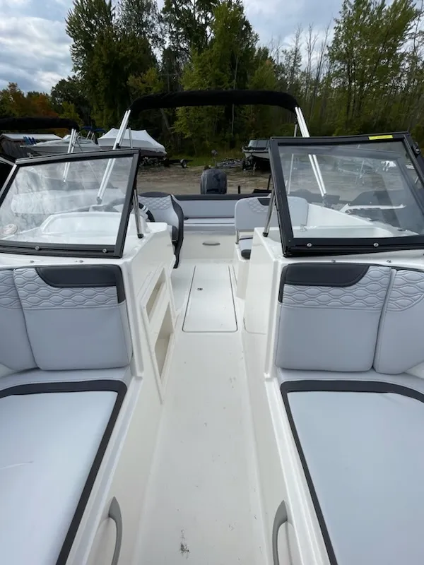 Slide: The Image of Bayliner M19 2024 - 1