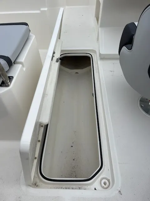 Slide: The Image of Bayliner M19 2024 - 3