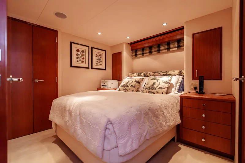 Slide: The Image of Hatteras 72 Motor Yacht 2008 - 48