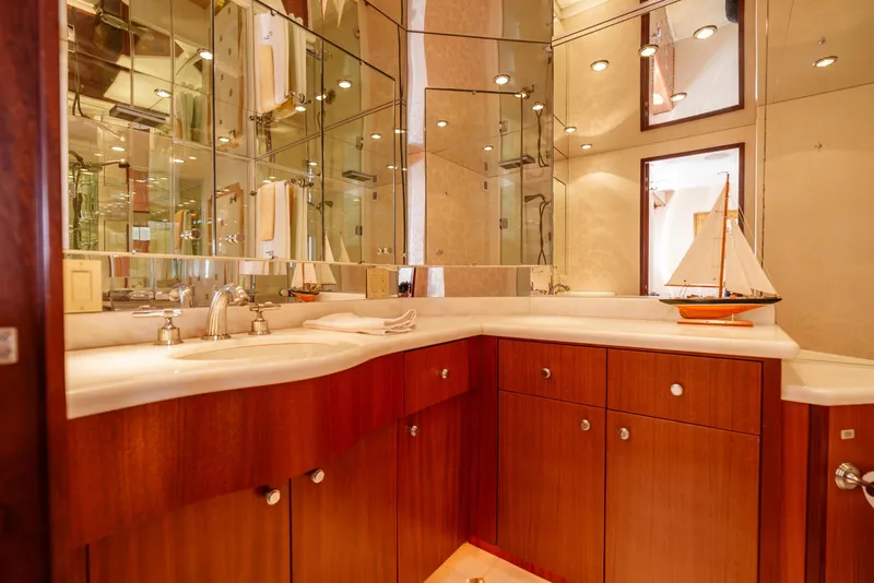 Slide: The Image of Hatteras 72 Motor Yacht 2008 - 40