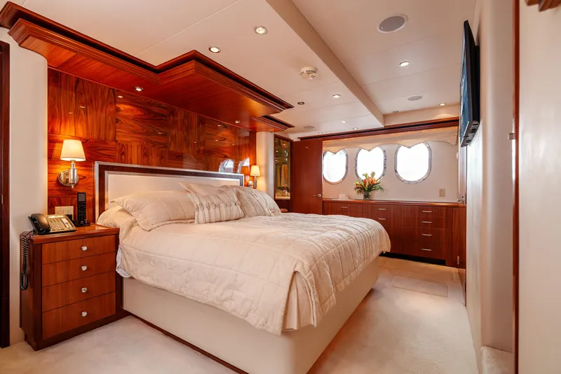 Slide: The Image of Hatteras 72 Motor Yacht 2008 - 38