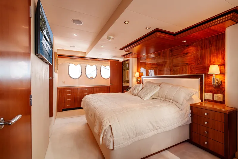 Slide: The Image of Hatteras 72 Motor Yacht 2008 - 37