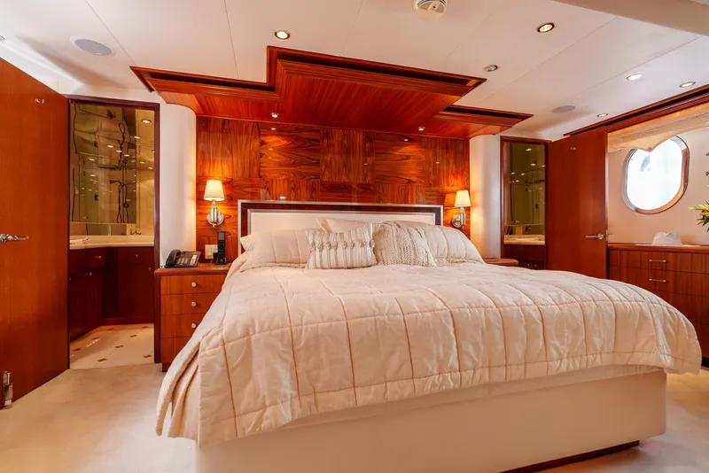 Slide: The Image of Hatteras 72 Motor Yacht 2008 - 36