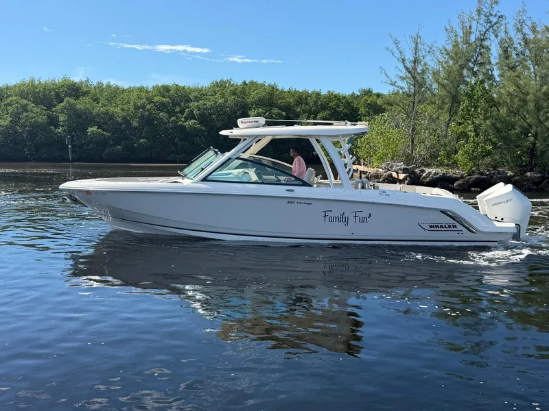 Slide: The Image of Boston Whaler 320 VANTAGE 2021 - 3