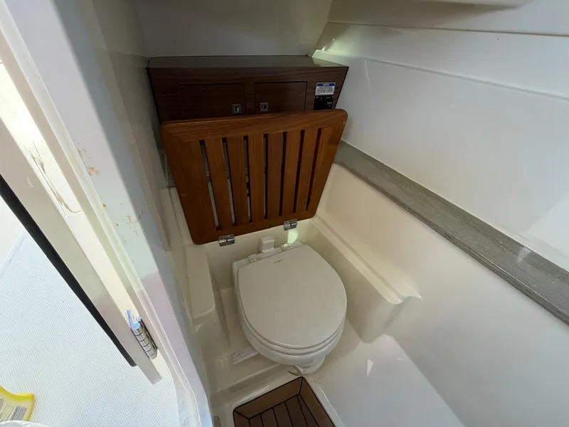Slide: The Image of Boston Whaler 320 VANTAGE 2021 - 16