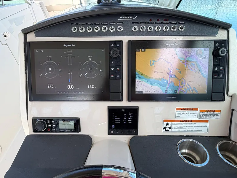 Slide: The Image of Boston Whaler 320 VANTAGE 2021 - 19